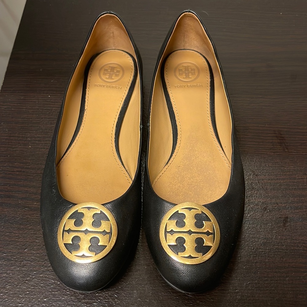 Tory Burch Women’s black leather flats with gold accent - size 7.5